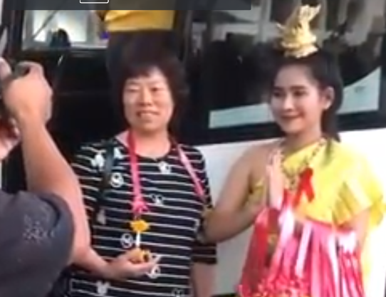 観光客と写真撮るときだけ笑顔の仏頂面タイ子 中国人がyoutube拡散 クビになる A カオス タイランド Cx902 マニラに住んでキャセイに乗る 時々映画レビュー